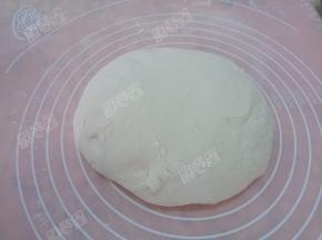 醒发好的面团重新揉匀排气