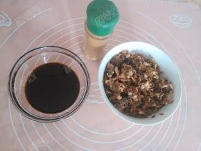 准备五香粉，肉末加入料酒、酱油、胡椒粉、咸菜拌匀做成馅料，一勺老抽、一勺白糖、一小勺温水调匀成涂料