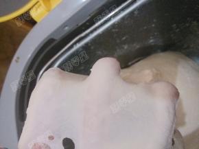 然后将面团揉至扩展阶段