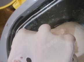 然后将面团揉至扩展阶段