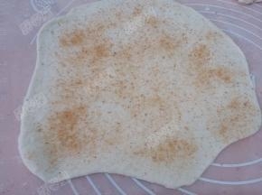 均匀的撒上五香粉