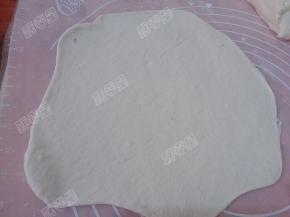 取一份面团擀成大薄片