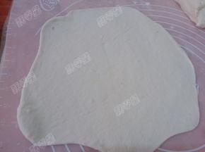 取一份面团擀成大薄片