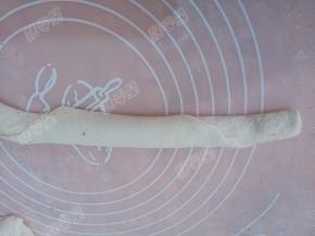 沿边卷成长条状