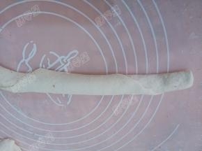 沿边卷成长条状