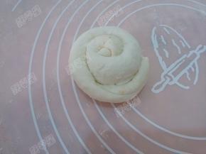 从一头卷成圆形