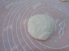 将馅料包好之后收口向下