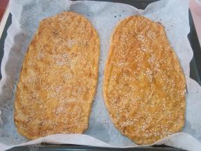 用手指背部蘸水轻轻按压饼坯