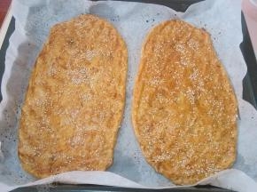 用手指背部蘸水轻轻按压饼坯