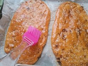 烤至17分钟的时候取出刷一层薄油