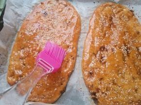 烤至17分钟的时候取出刷一层薄油