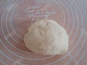 面粉中加入盐和温水揉成较软的面团，醒发半小时