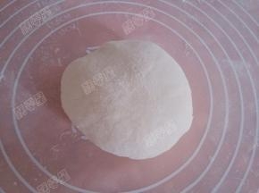 饧好的面团揉匀