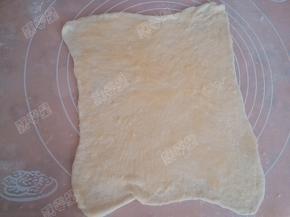 均匀的涂上油酥