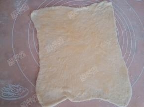 均匀的涂上油酥