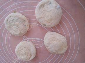 将每份面团两段捏紧竖起按扁