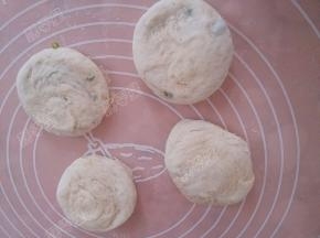 将每份面团两段捏紧竖起按扁