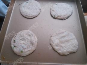 将做好的饼坯放入烤盘中