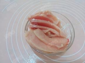 里脊肉切成均匀的薄片