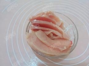 里脊肉切成均匀的薄片