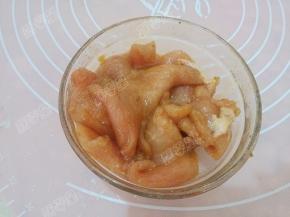放入料酒、生抽、胡椒粉、烤肉料拌匀腌制十分钟