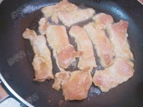 平底锅放入油，将里脊肉片放入锅中