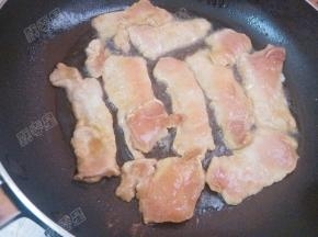 平底锅放入油，将里脊肉片放入锅中