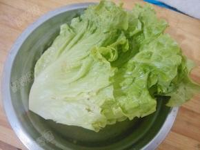 生菜用淡盐水浸泡清洗干净后用凉白开冲洗一遍沥干