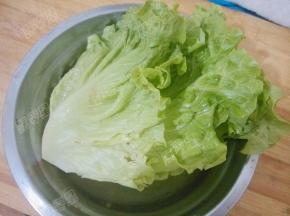 生菜用淡盐水浸泡清洗干净后用凉白开冲洗一遍沥干