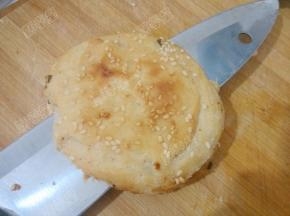 烤好的饼用刀切开，底部不要切断