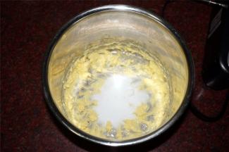 50克黄油软化后加入20克细砂糖，用电动打蛋器搅打均匀。