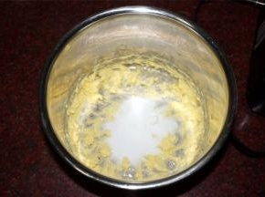 50克黄油软化后加入20克细砂糖，用电动打蛋器搅打均匀。