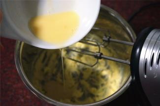 然后分两次加入共20克全蛋液，每一次搅打至吸收完毕再加入下一次蛋液。