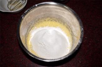 然后筛入100克低筋粉。