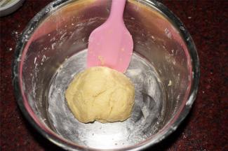 用刮刀翻拌成无干粉的面团。