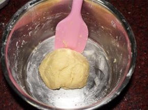 用刮刀翻拌成无干粉的面团。