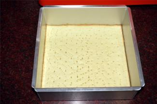 烤箱选择上下火、热风循环功能，分别调至180度，中层预热10分钟后，放入饼坯，烤10分钟左右至表面微黄，取出冷却。