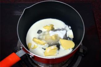 冷却饼底的过程中，制作内陷。将40克细砂糖，30克黄油，30克淡奶油，15克蜂蜜一同加入到牛奶锅里，小火加热至开始沸腾。