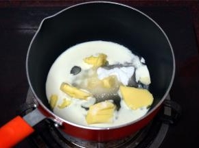 冷却饼底的过程中，制作内陷。将40克细砂糖，30克黄油，30克淡奶油，15克蜂蜜一同加入到牛奶锅里，小火加热至开始沸腾。