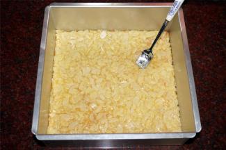 将煮好的杏仁馅倒在派皮上，并涂抹均匀，压紧。