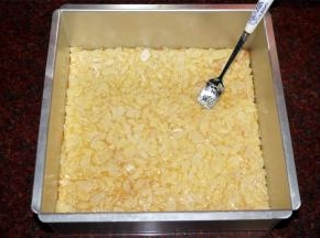 将煮好的杏仁馅倒在派皮上，并涂抹均匀，压紧。