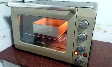 放入刚才预热好的烤箱中层，与刚才烤饼一样的温度设置，继续烤20分钟左右，表面金黄即可。