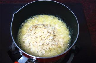 沸腾时加入杏仁片，翻拌混合，继续煮2分钟左右，等汤汁稍微收干即可熄火。