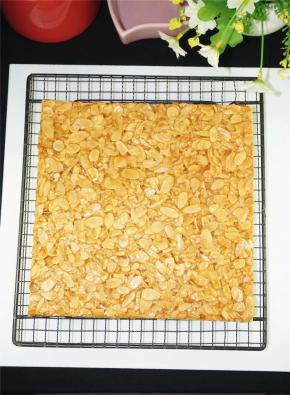 冷却后脱模，切块即可，密封保存。