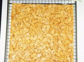 冷却后脱模，切块即可，密封保存。