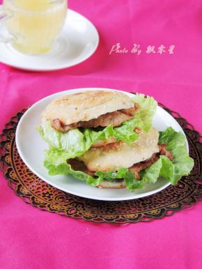 将生菜和里脊肉加入饼里面就可以吃啦