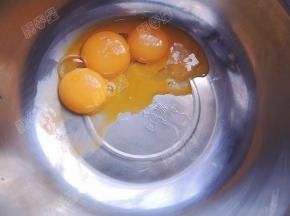 蛋黄打入盆中