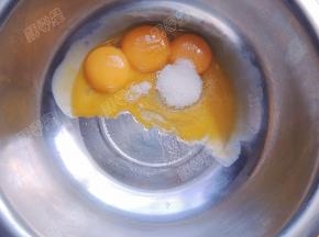 加入盐、白砂糖打均匀