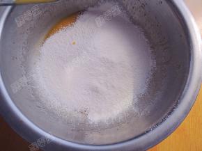 低筋面粉过筛入盆中