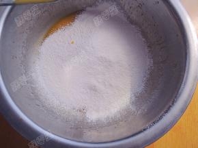 低筋面粉过筛入盆中